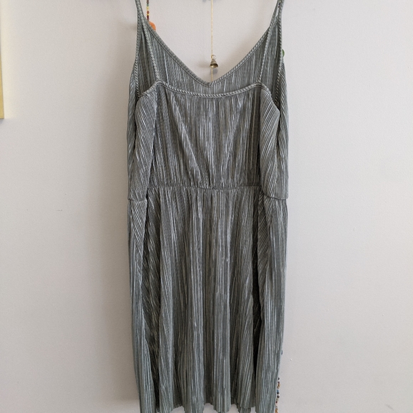 Light green dress - Picture 2 of 4